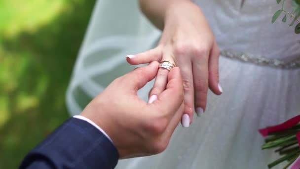 花嫁と新郎は指輪を手に — ストック動画