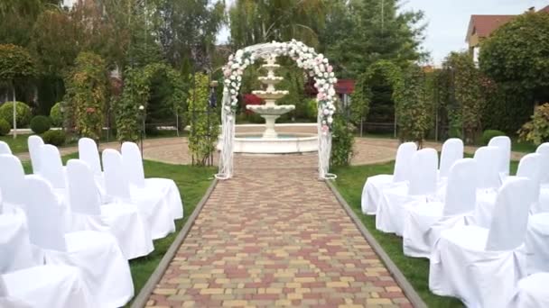 Boog Voor Huwelijksceremonie Versierd Met Bloemen — Stockvideo