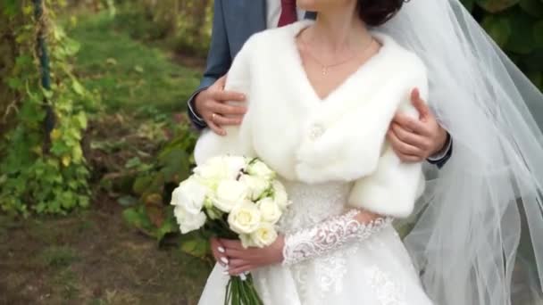 花嫁は公園で結婚式の花束を持っています — ストック動画