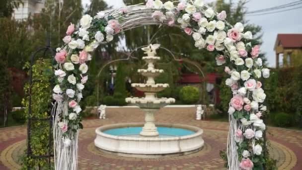 Boog Voor Een Bruiloft Ceremonie Bloemen — Stockvideo