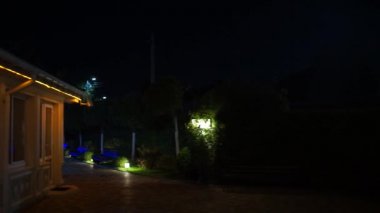 Gece bir çelenk ile ev cephesi