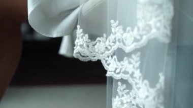 Gelin duvağı yakın planda.