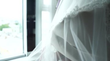 Gelin bir buket düğün videosu tutuyor.