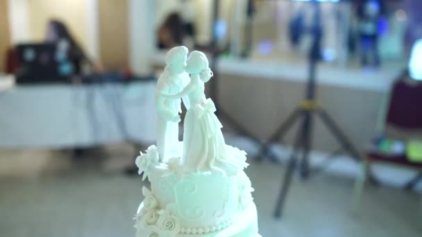 Pastel Boda Con Una Figura Recién Casada — Vídeos de Stock
