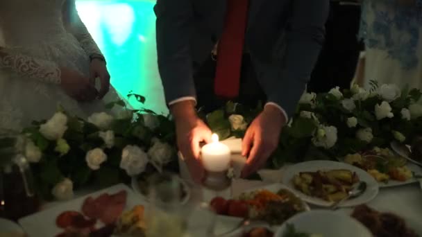 Eine Kerze Brennt Auf Einem Tisch Einem Restaurant — Stockvideo