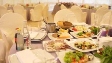 Bir restoranda düğün masası.