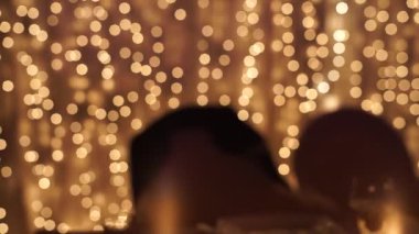 Pembe mumlar yanar ve bokeh