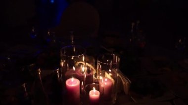 Pembe mumlar yanar ve bokeh