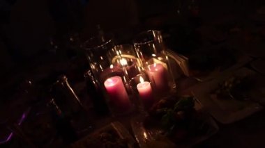 Pembe mumlar yanar ve bokeh
