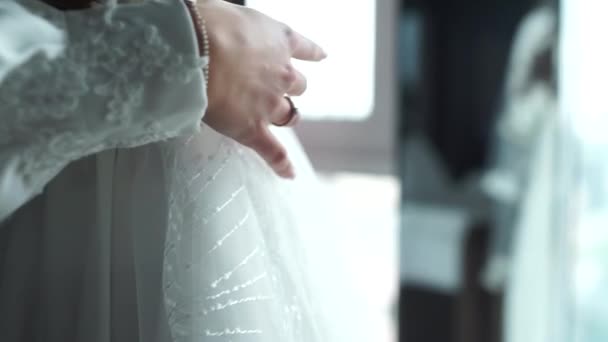 Mano Della Sposa Abito Sposa Primo Piano — Video Stock