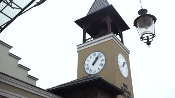 Bir Binanın Tepesinde Büyük Bir Saat — Stok video