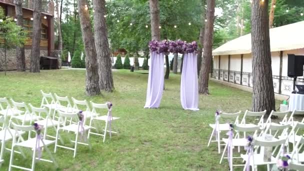 Arco Para Una Ceremonia Boda Flores Púrpuras — Vídeos de Stock