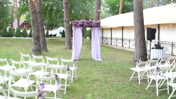紫色の花の結婚式のためのアーチ — ストック動画