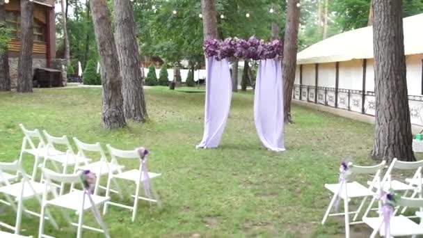 Arco Para Una Ceremonia Boda Flores Púrpuras — Vídeo de stock