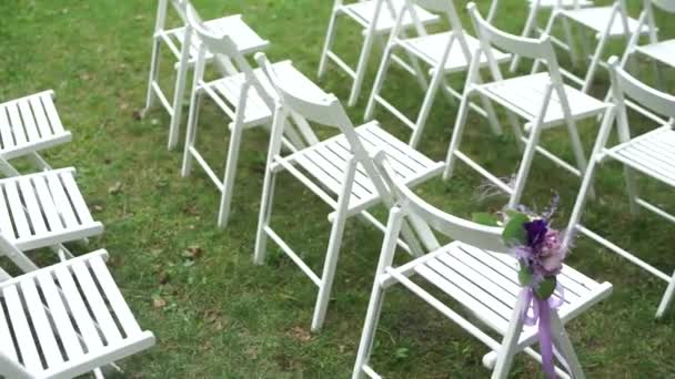 Bílé Židle Trávě Parku — Stock video