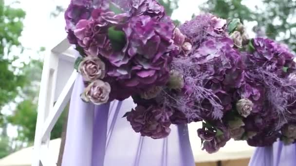 Αψίδα Για Μια Γαμήλια Τελετή Μοβ Λουλουδιών — Αρχείο Βίντεο