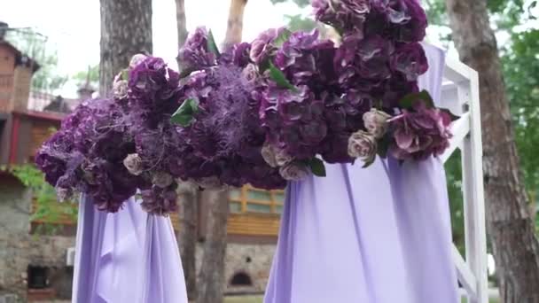 Båge För Bröllopsceremoni Med Lila Blommor — Stockvideo