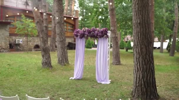 Łuk Ceremonię Ślubną Purpurowych Kwiatów — Wideo stockowe