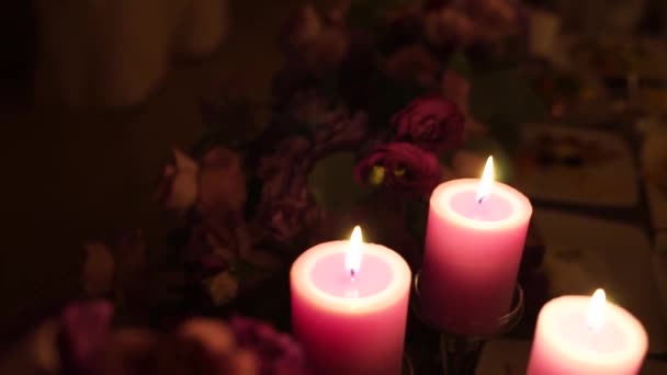 Růžové Svíčky Hořet Bokeh — Stock video