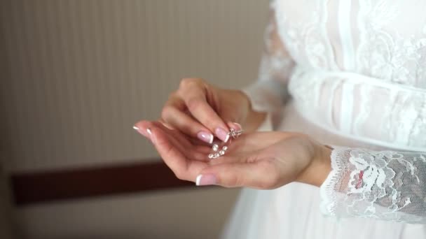 Bride Holds Earrings Her Hand — Stockvideo