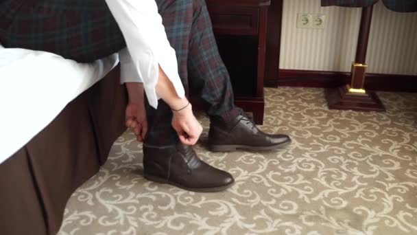 Homem Coloca Sapatos — Vídeo de Stock