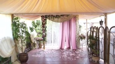 Çiçeklerin düğün töreni için kemerin dekoru.