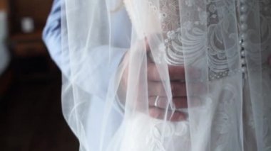 Gelin ve damat birlikte parkta