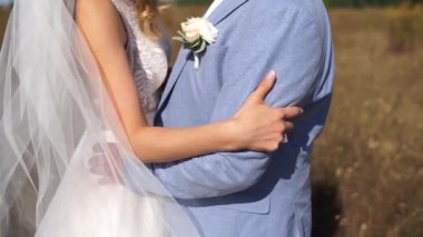 Gelin ve damat birlikte parkta