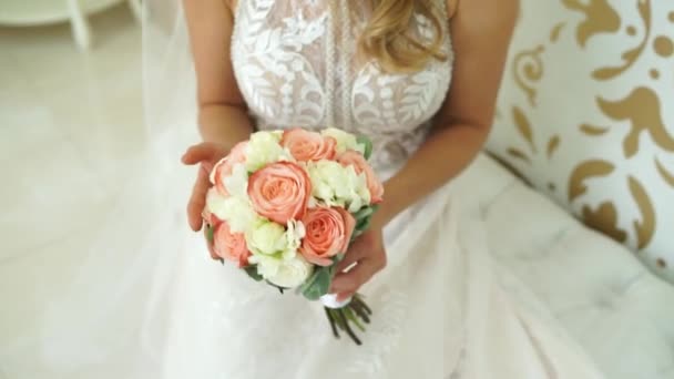 Mariée Dans Une Robe Mariée Tient Bouquet — Video