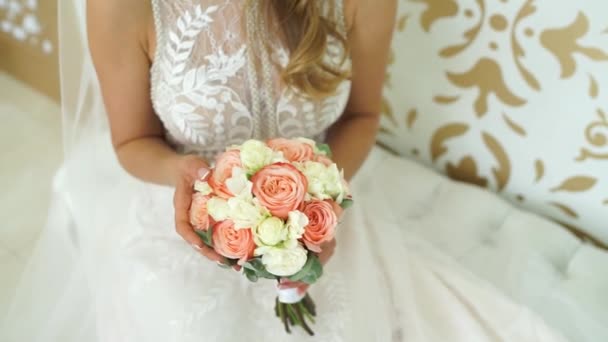 Noiva Vestido Casamento Detém Buquê — Vídeo de Stock