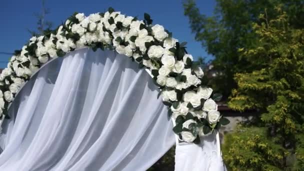 白い花の結婚式のアーチ — ストック動画
