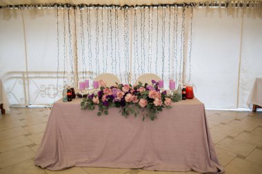 Bir restoranda bir masanın üstünde düğün buketi.