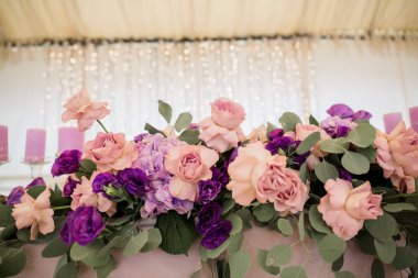 Bir restoranda bir masanın üstünde düğün buketi.