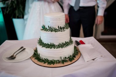 Gelin ve damat düğün pastası kestiler.