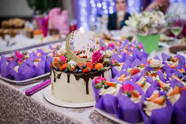 Torta Nuziale Con Torte Tavolo Ristorante — Foto Stock