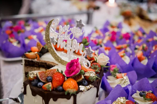 レストランのテーブルの上でケーキとウェディングケーキ — ストック写真