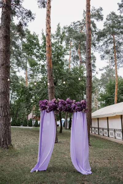 Arch Wedding Ceremony Purple Flowers — Stock Photo, Image