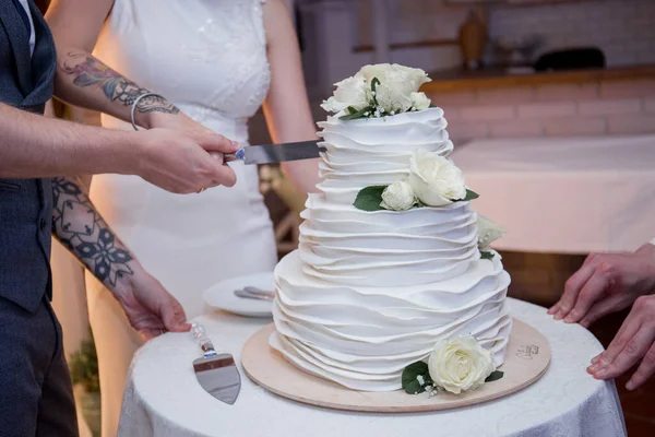 Noiva Noivo Cortam Bolo Casamento Banquete — Fotografia de Stock