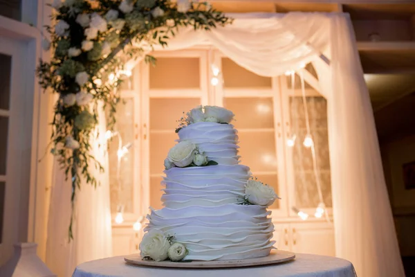 Hochzeitstorte Auf Dem Hintergrund Des Bogens Für Die Zeremonie — Stockfoto