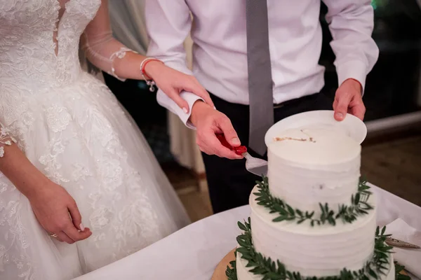 Braut Und Bräutigam Schneiden Bei Bankett Eine Hochzeitstorte — Stockfoto