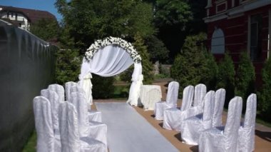 Beyaz çiçek düğün töreni kemeri