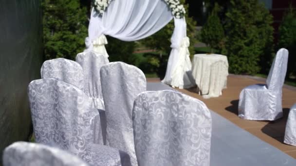 Beyaz Çiçek Düğün Töreni Kemeri — Stok video