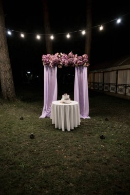 Düğün pastası akşam kemerin yanında.