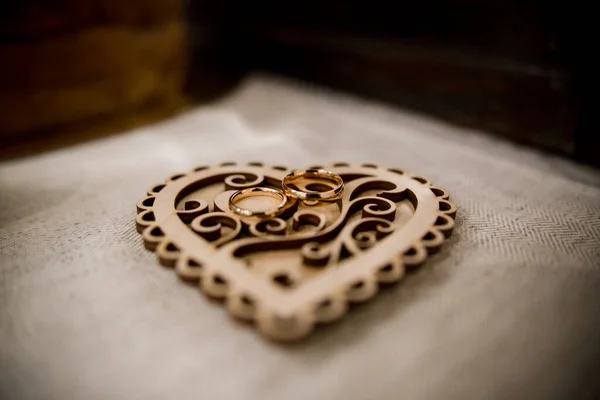 Anillos Boda Una Caja Madera —  Fotos de Stock