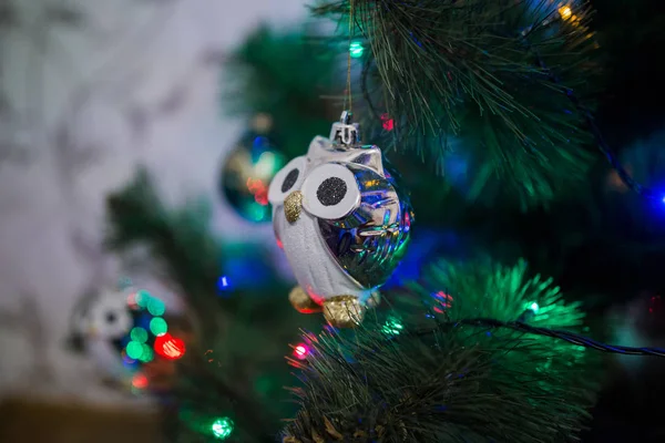 Kerstboom Decoraties Handen — Stockfoto