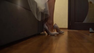 Kız ayakkabı giyer.