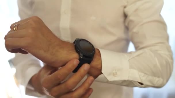 シャツを着た男が腕時計をつけて — ストック動画