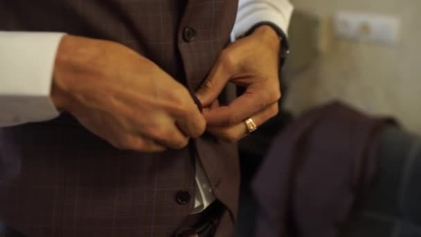 Adam Takım Elbise Giyer — Stok video