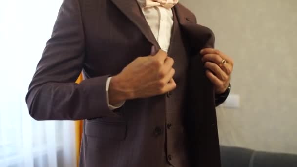 Man Puts Suit — Stockvideo