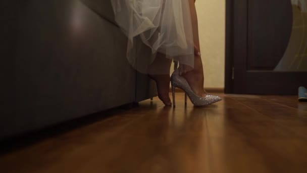 Ragazza Mette Scarpe — Video Stock